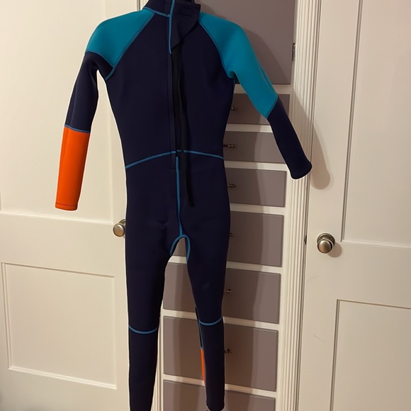 Women’s size medium wetsuit - Picture 3 of 3